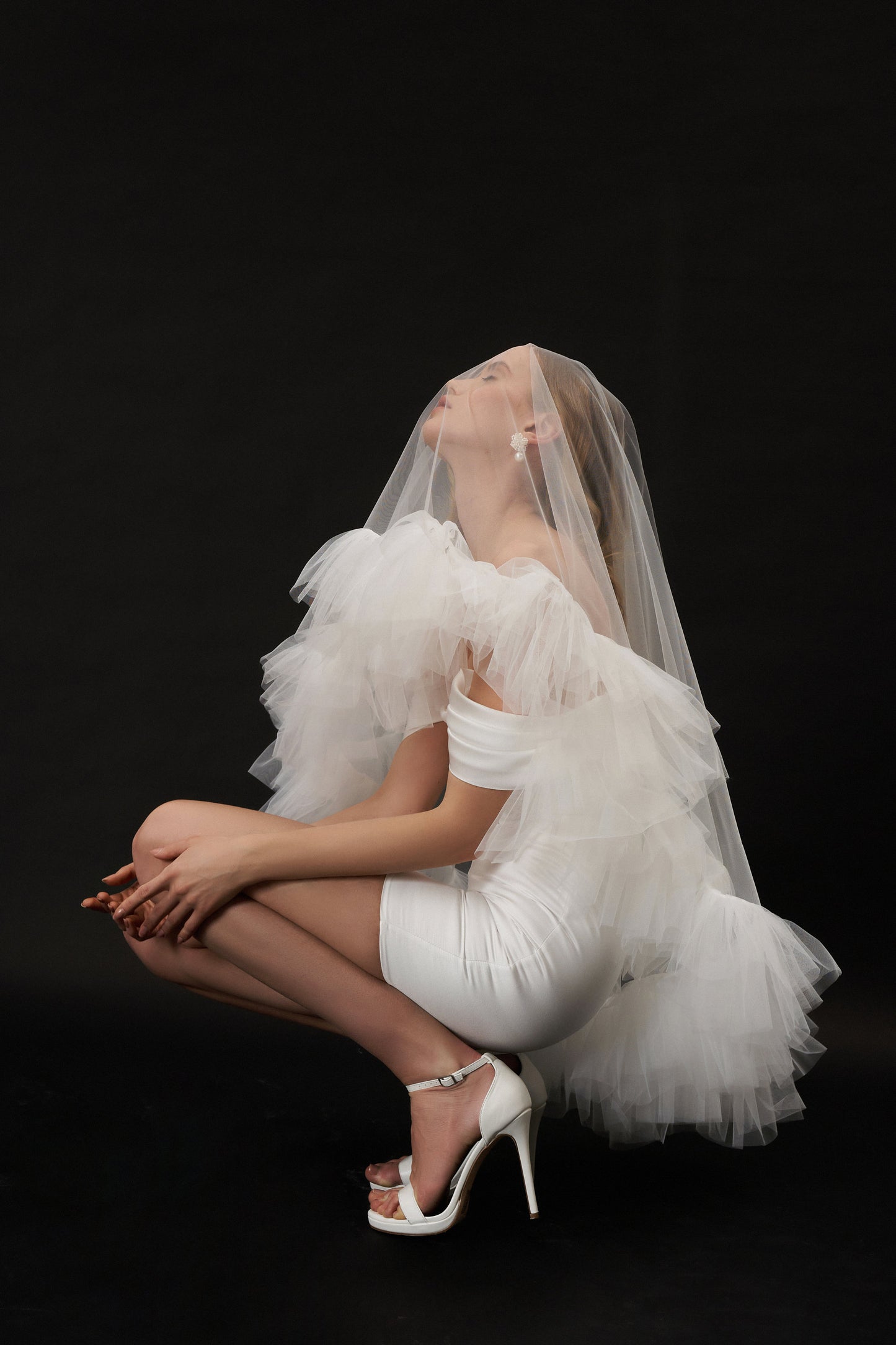 Wedding veil with ruffles