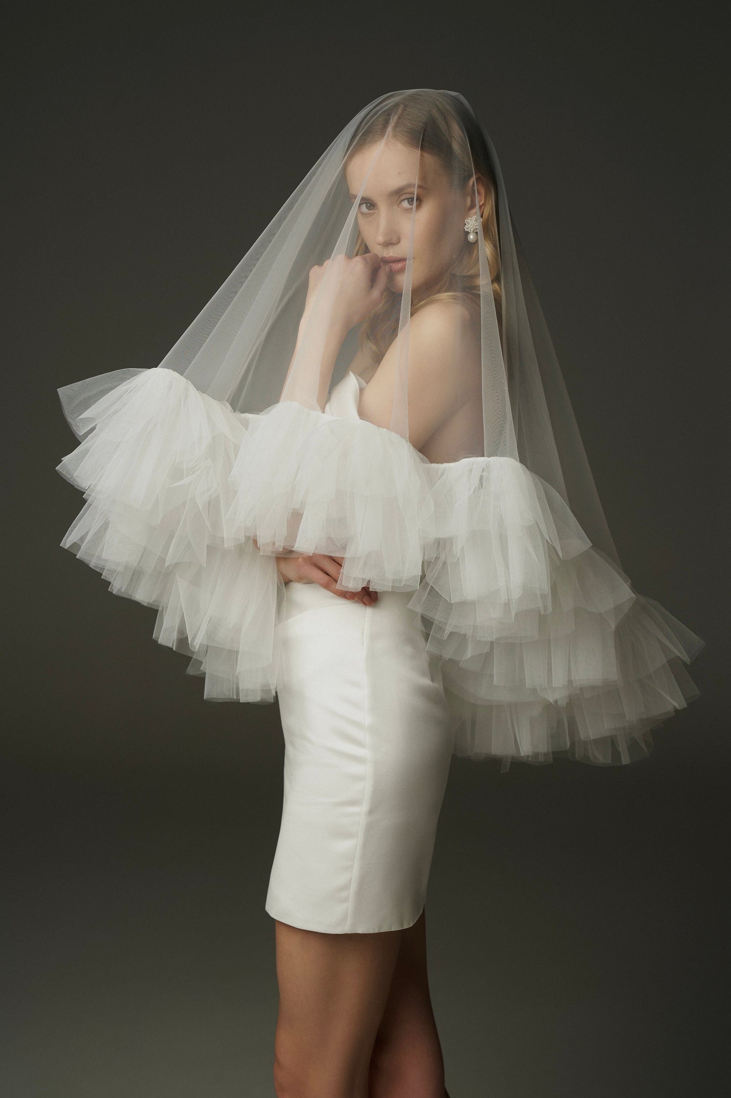 Wedding veil with ruffles
