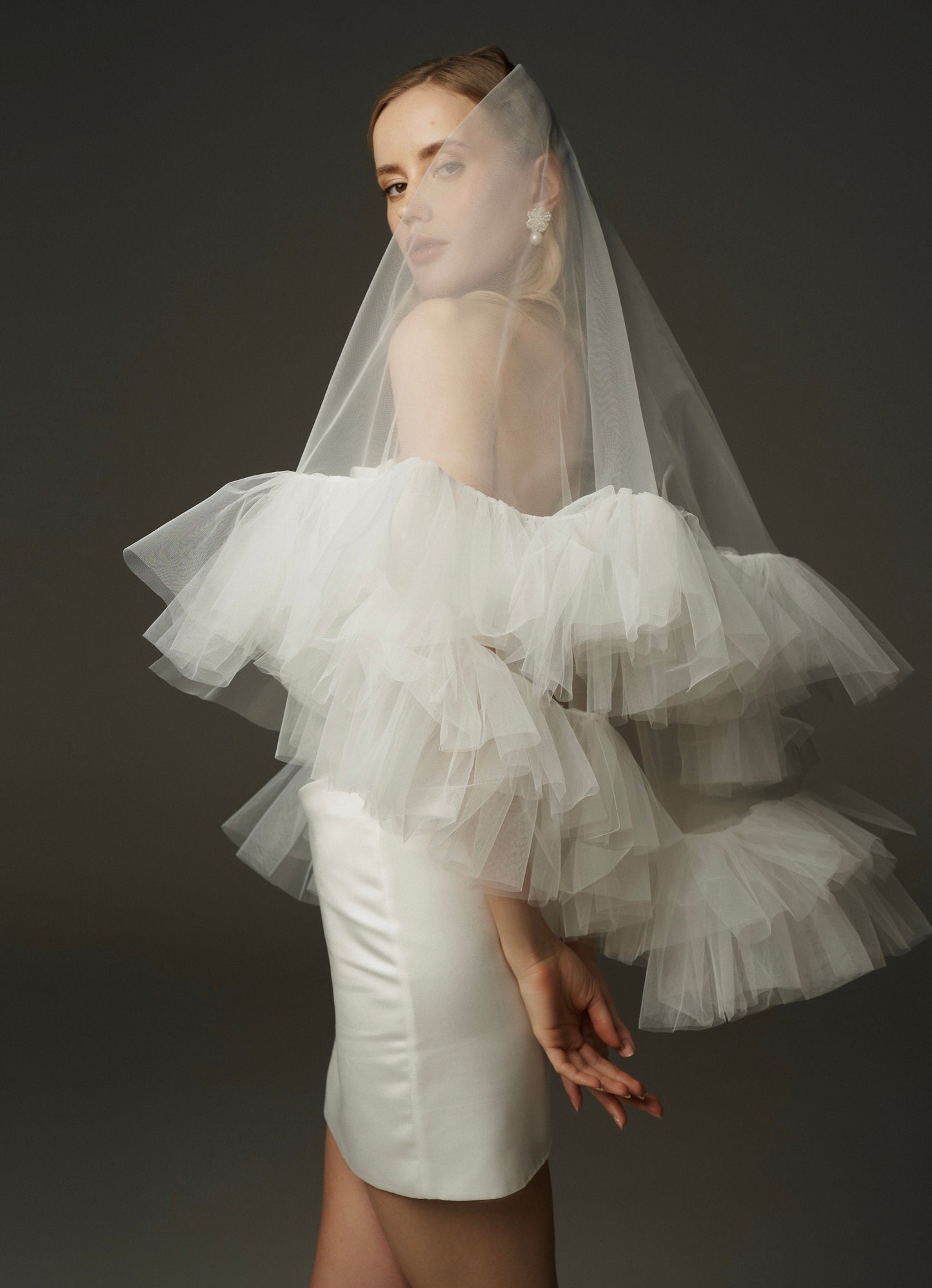 Wedding veil with ruffles